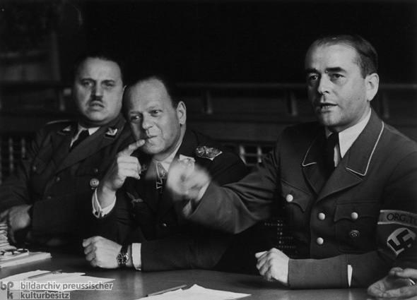 Rüstungsminister Albert Speer bei einer Arbeitstagung zu Rüstungsfragen (1943)